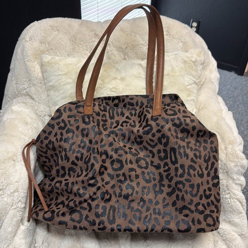Buckle Tote Leopard - Picture 2 of 7